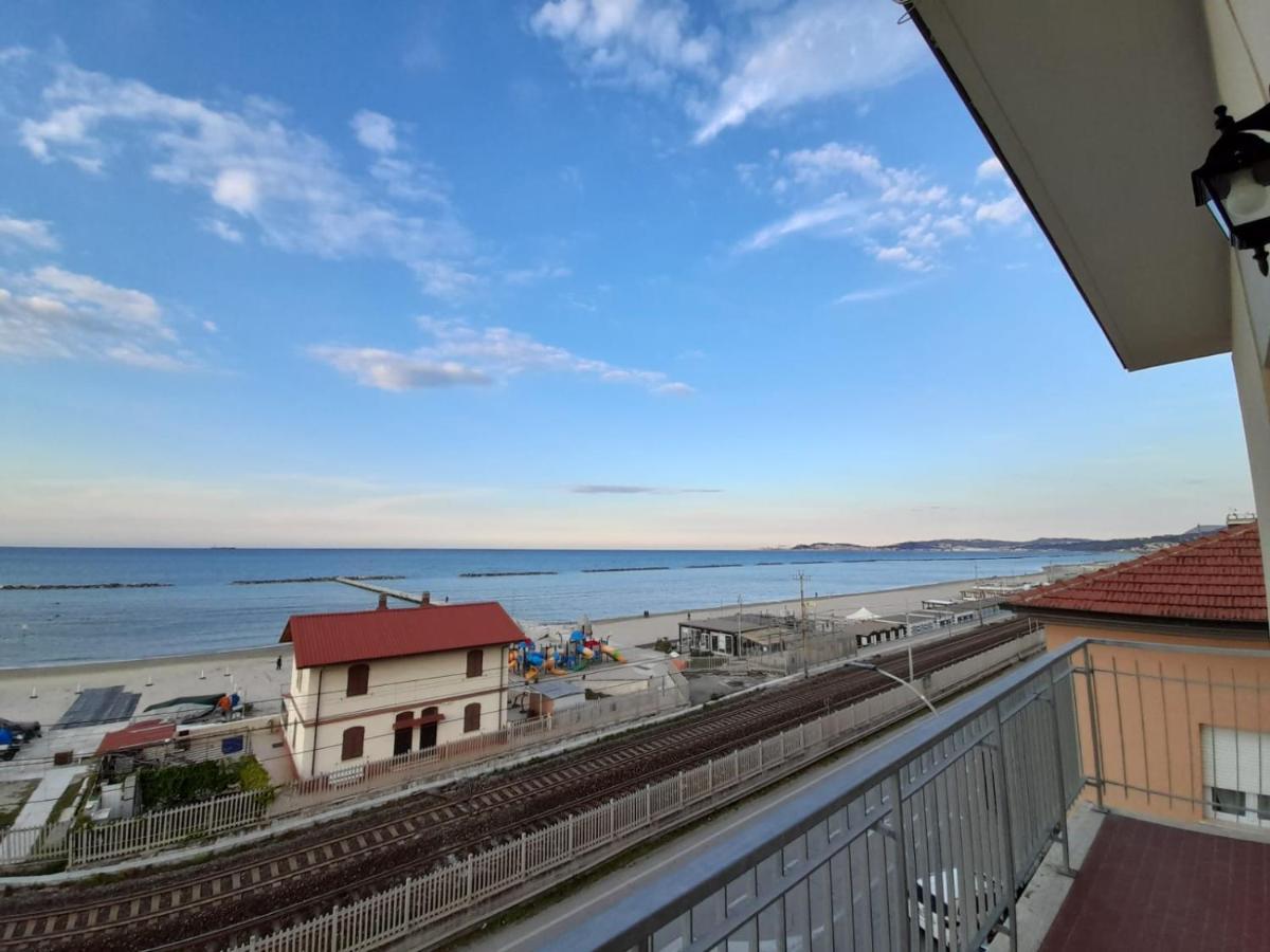 Appartamento Fronte Mare Falconara Marittima Exterior photo
